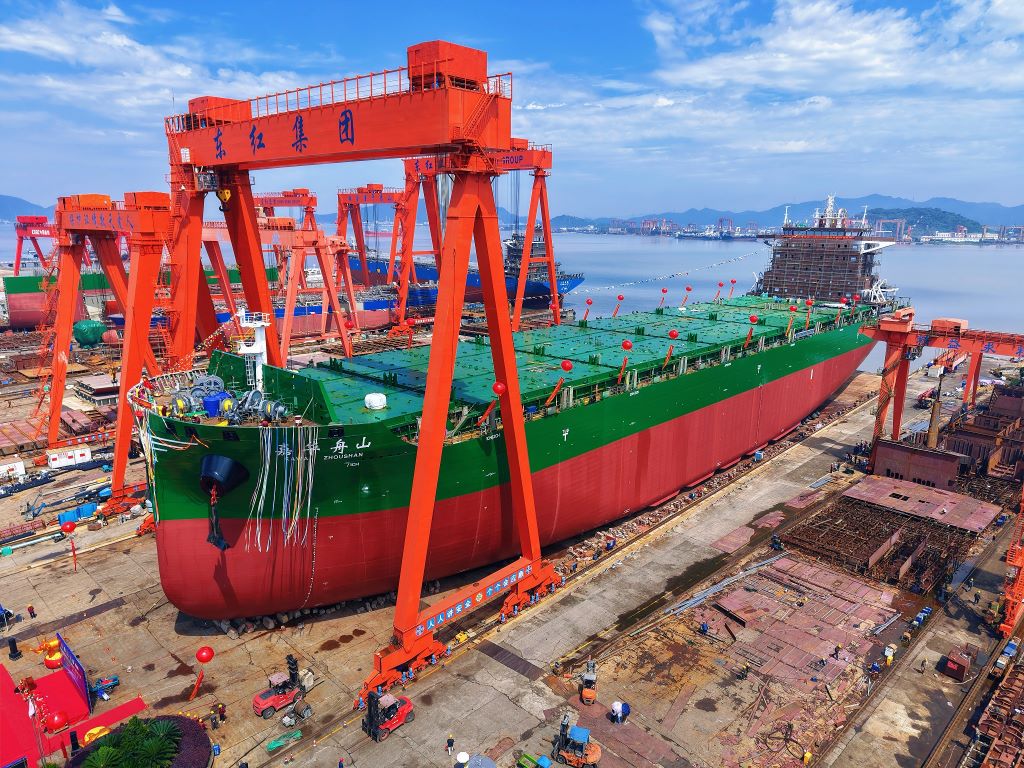 热烈庆祝东红3300TEU系列集装箱船第二艘“嘉华舟山”号顺利下水
