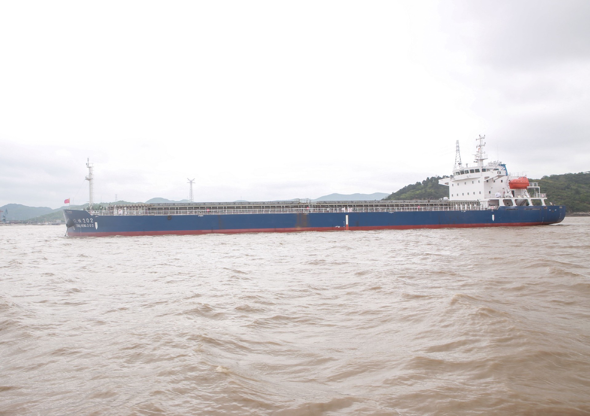 热烈庆祝“纵横202”8600DWT散货船顺利下水