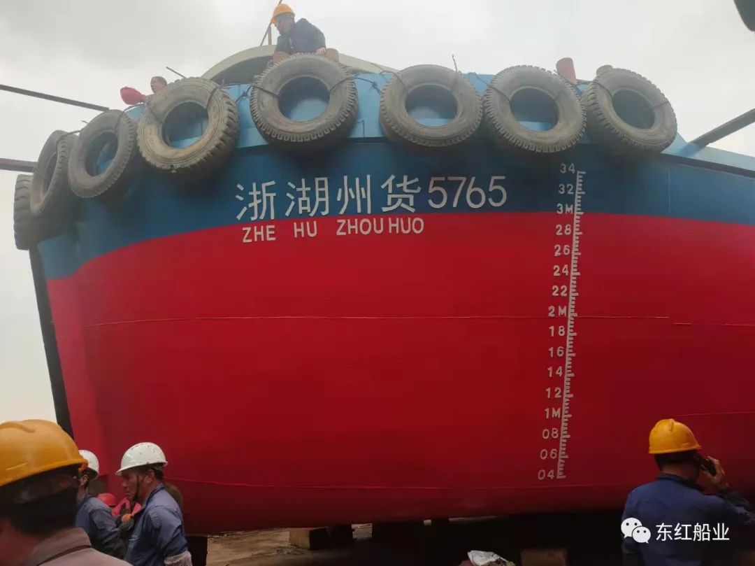 热烈祝贺“浙湖州货5765、浙桐乡槽00638”两艘49.9米散装水泥船顺利下水