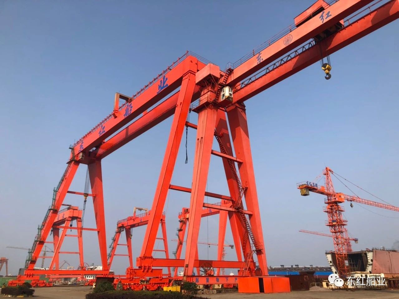 1710TEU集装箱船顺利点火开工