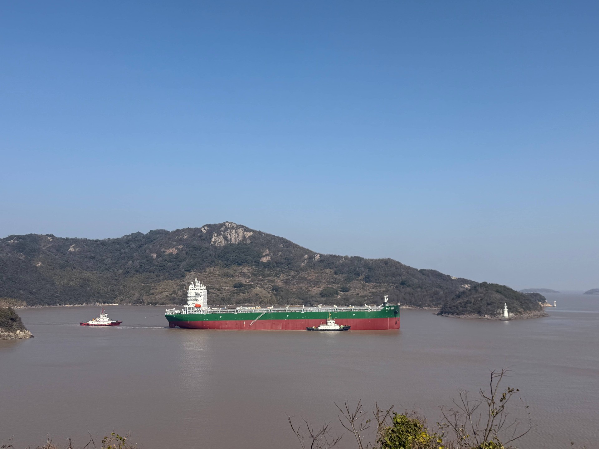象山最大吨位集装箱船顺利出港试航